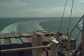 Вид с кормы контейнеровоза, мчащегося на полных парах - след в морской пучине
